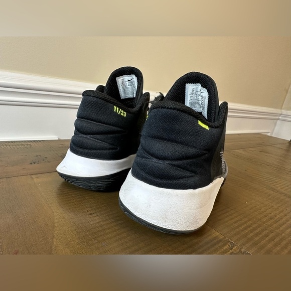 Nike size 5 Kyrie Flytrap V 5 Black White Cool Grey Volt Youth Kids Boys size 5 - Picture 4 of 12